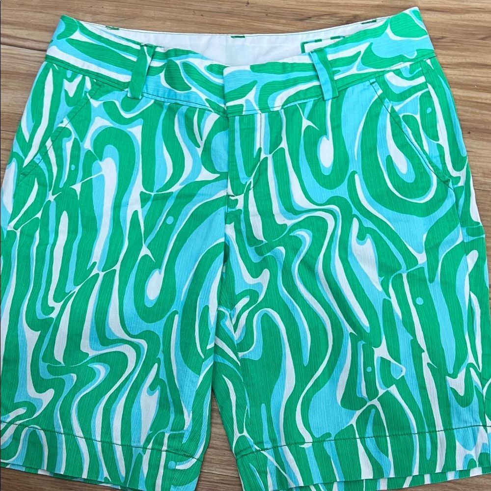 Lilly Pulitzer chipper short size 0 green and white geometric style